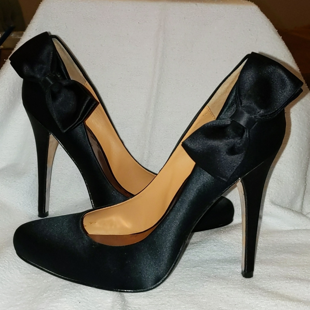 Incredible, Beautiful, Amazing Satin Bow Pump